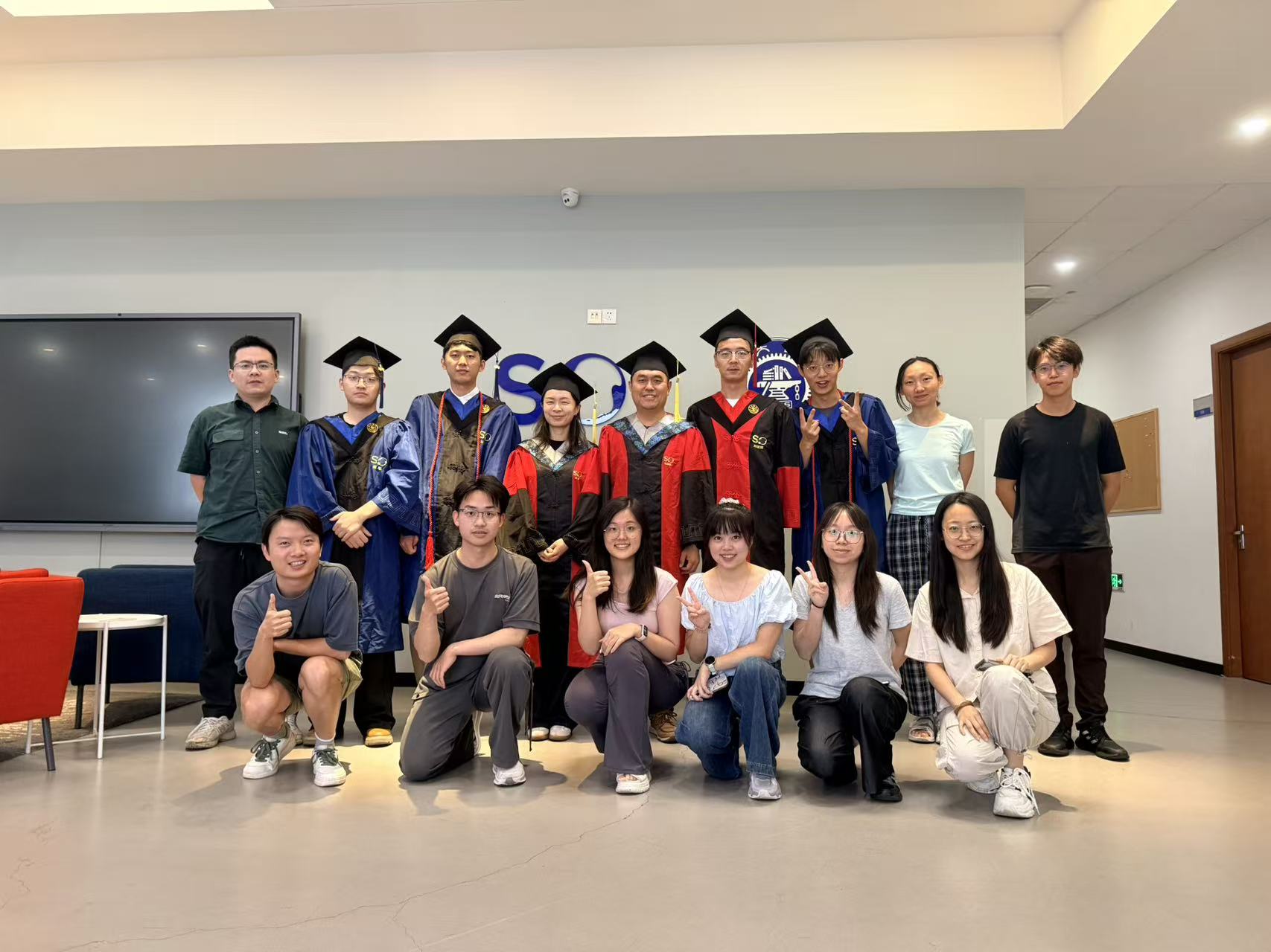 2026年6月毕业生学位服合影