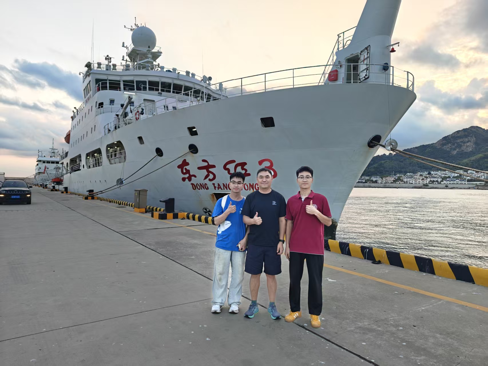 课题组成员在东方红3号前合影